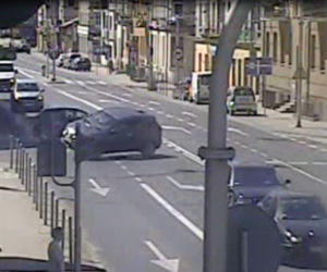 Wjechał na czerwonym i dachował