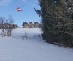 Koszmarny wypadek na stoku narciarskim na Podhalu. Mężczyzna uderzył w drzewo i wpadł do potoku