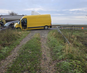 Kolizja na DK12 koło Leszna. Pojazdy omal nie wpadły do rowu