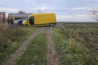 Kolizja na DK12 koło Leszna. Pojazdy omal nie wpadły do rowu