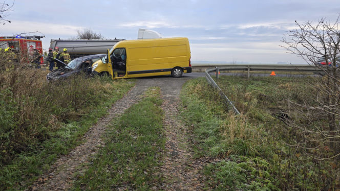 Kolizja na DK12 koło Leszna. Pojazdy omal nie wpadły do rowu