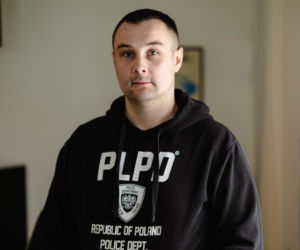 Zatrzymał groźnego przestępcę, przez sąd dostaje połowę pensji. Policjant, żeby żyć, dorabia w Żabce! Niewyobrażalny skandal