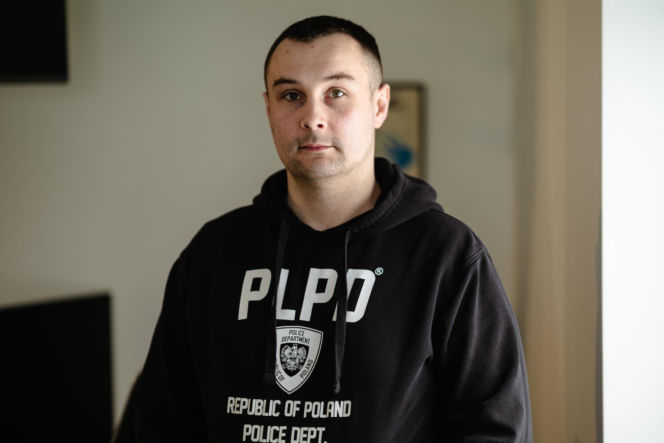 Zatrzymał groźnego przestępcę, przez sąd dostaje połowę pensji. Policjant, żeby żyć, dorabia w Żabce! "Niewyobrażalny skandal"