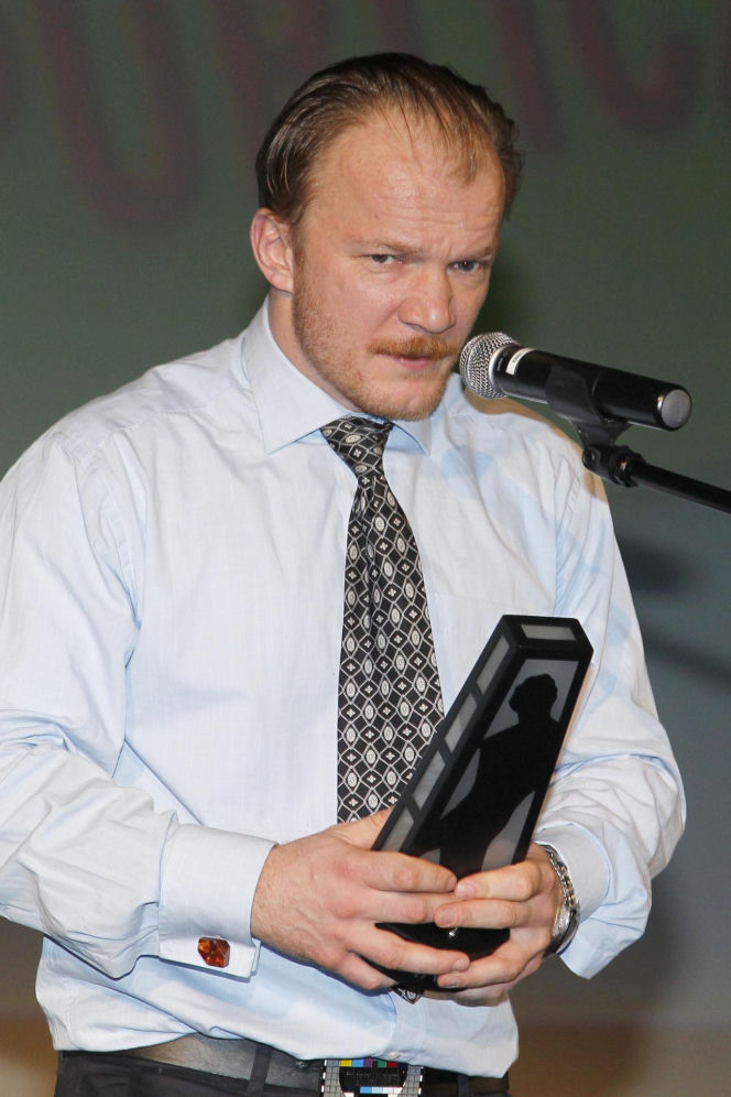 Tak zaczynał Eryk Lubos. Od dresiarza w Kiepskich do jednego z największych twardzieli polskiego kina