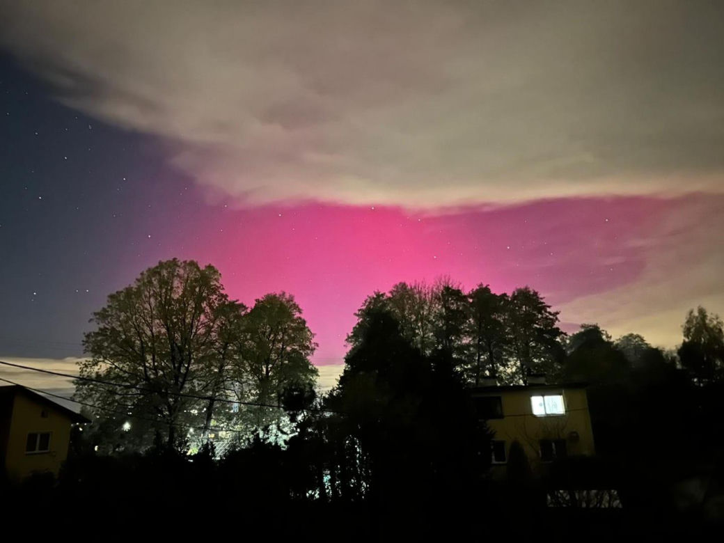 Zorza polarna na Podbeskidziu rozbłysła w niedzielę