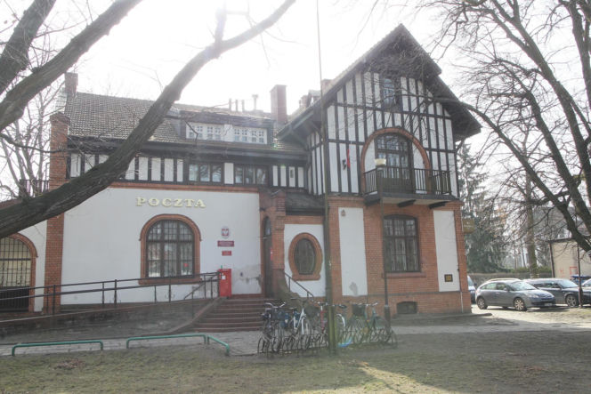 Ogromne kolejki, braki kadrowe oraz rażące zaniedbania ze strony listonoszy w Pocztach pod Warszawą