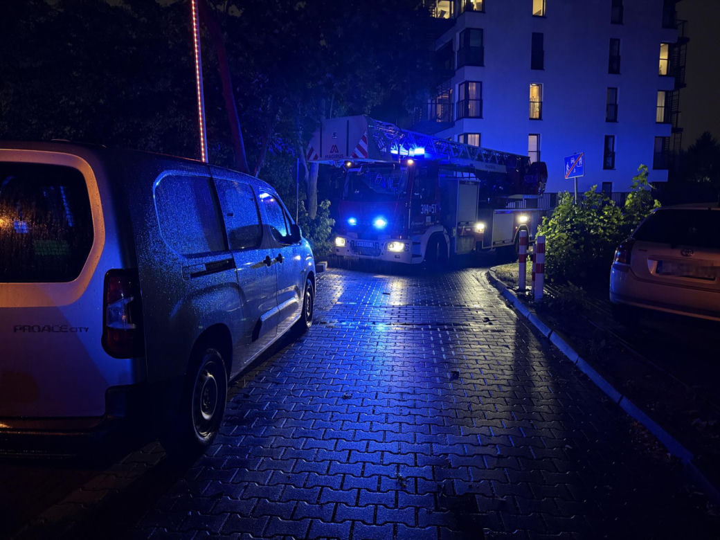 Z mieszkania na Mokotowie wydobywał się dym. W środku znaleziono ciało mężczyzny. Leżało wśród szalejących płomieni