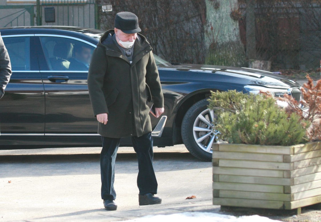 Lech Wałęsa w drodze na mszę