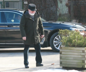 Lech Wałęsa w drodze na mszę
