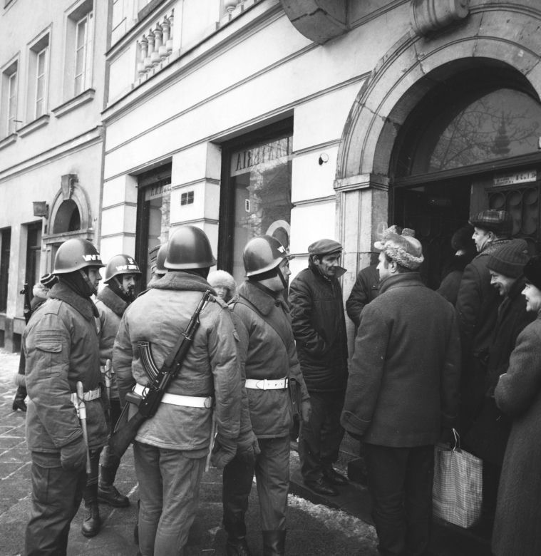 Dziś rocznica stanu wojennego. Tak wyglądała Warszawa 41 lat temu