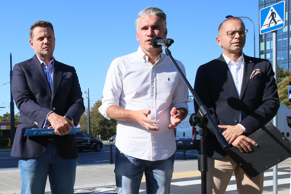 Rafał Trzaskowski spóźniony na konferencję. Wysiadł na zakazie!