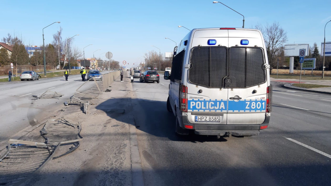 Trzy samochody rozbite, jedna osoba w szpitalu. Sprawca uciekł z miejsca zdarzenia