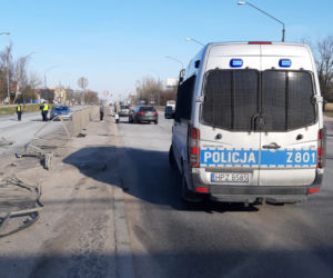 Trzy samochody rozbite, jedna osoba w szpitalu. Sprawca uciekł z miejsca zdarzenia