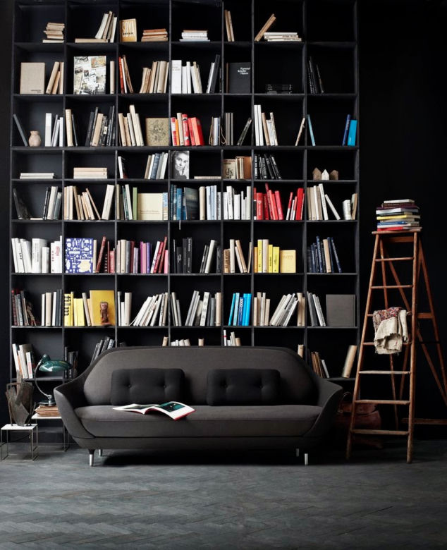 Sofa geometryczna na tle oryginalnej biblioteki