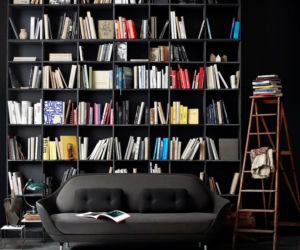 Sofa geometryczna na tle oryginalnej biblioteki