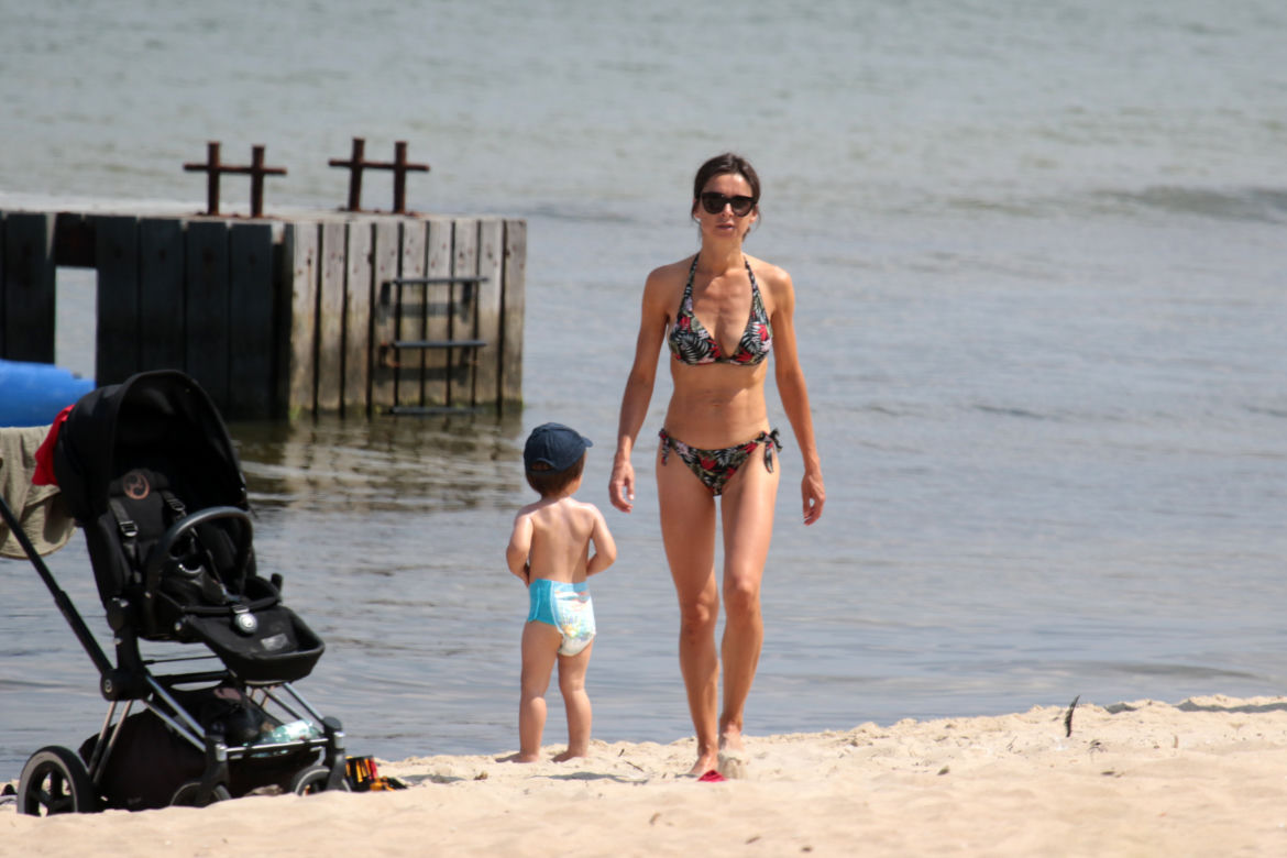 Marta Kaczyńska na plaży karmi dziecko piersią