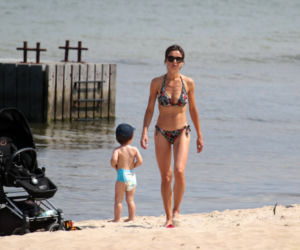 Marta Kaczyńska na plaży karmi dziecko piersią