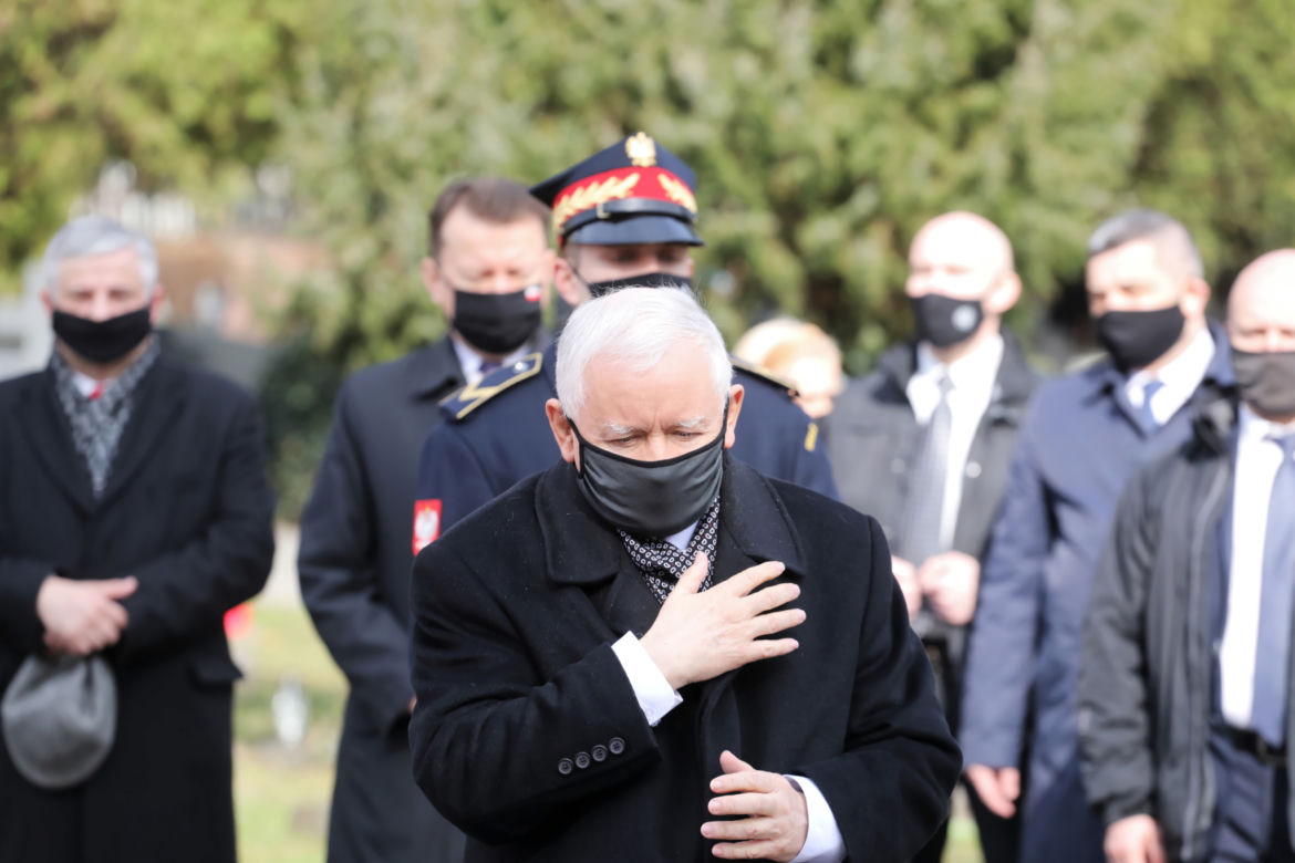 Prezes PiS, wicepremier Jarosław Kaczyński składa kwiaty na grobach ofiar katastrofy smoleńskiej na warszawskim Cmentarzu Wojskowym na Powązkach