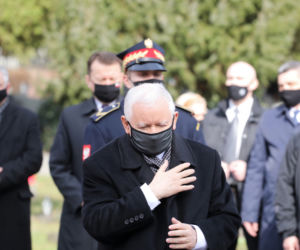 Prezes PiS, wicepremier Jarosław Kaczyński składa kwiaty na grobach ofiar katastrofy smoleńskiej na warszawskim Cmentarzu Wojskowym na Powązkach