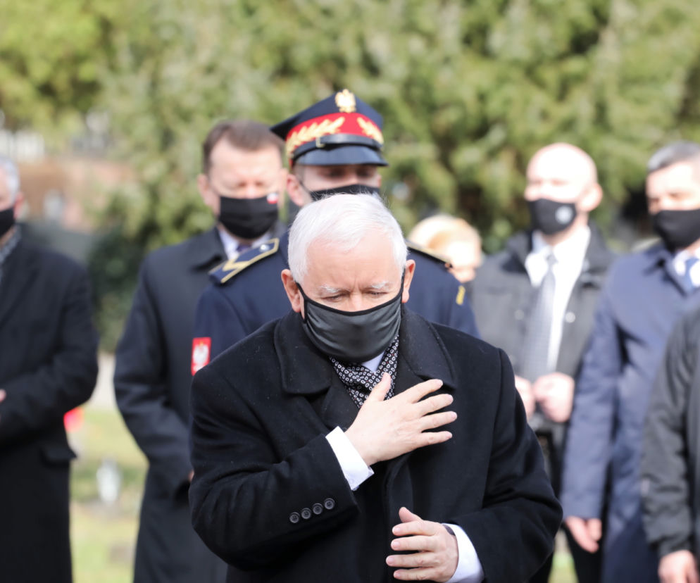 Prezes PiS, wicepremier Jarosław Kaczyński składa kwiaty na grobach ofiar katastrofy smoleńskiej na warszawskim Cmentarzu Wojskowym na Powązkach