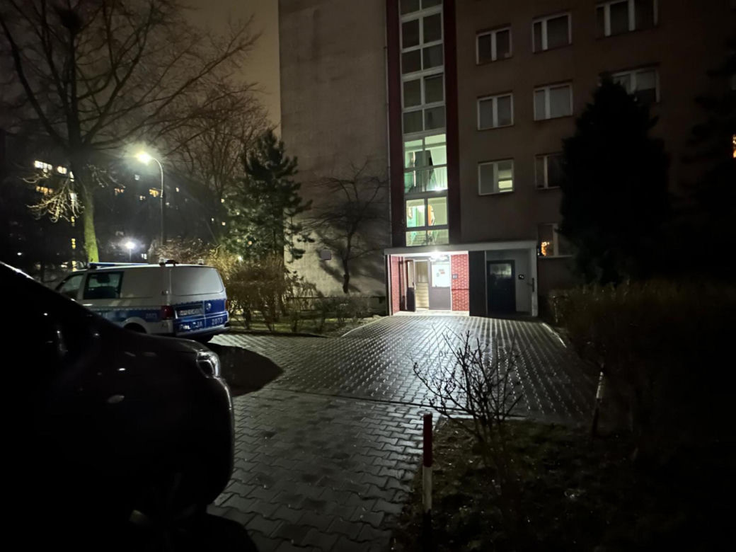 Makabryczne odkrycie w Warszawie. W mieszkaniu znaleziono ciało ojca i syna