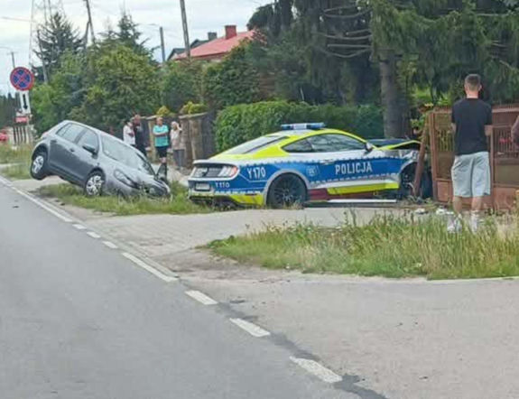 Koniec amerykańskiego snu. Mustang odebrany pijanemu kierowcy został rozbity w wypadku