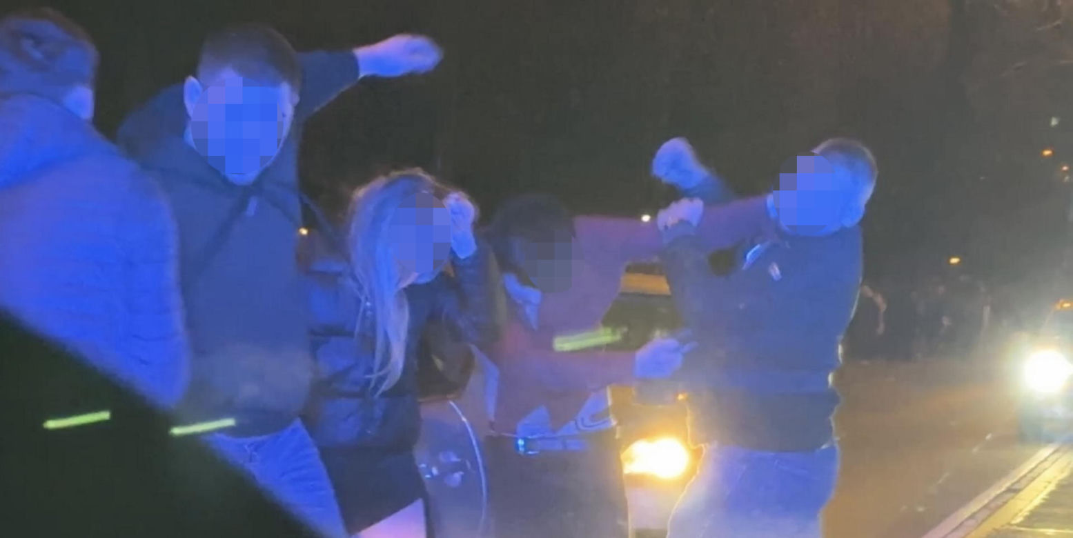 Sylwestrowa jatka na moście Śląsko-Dąbrowskim. Pobili kierowcę, bo wjechał w auto, którym podróżowali
