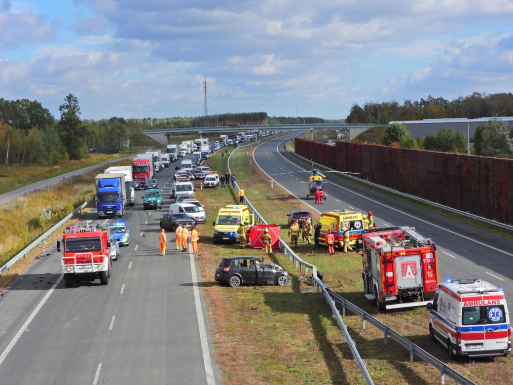 Zablokowana A2. Osobówka zderzyła się z tirem