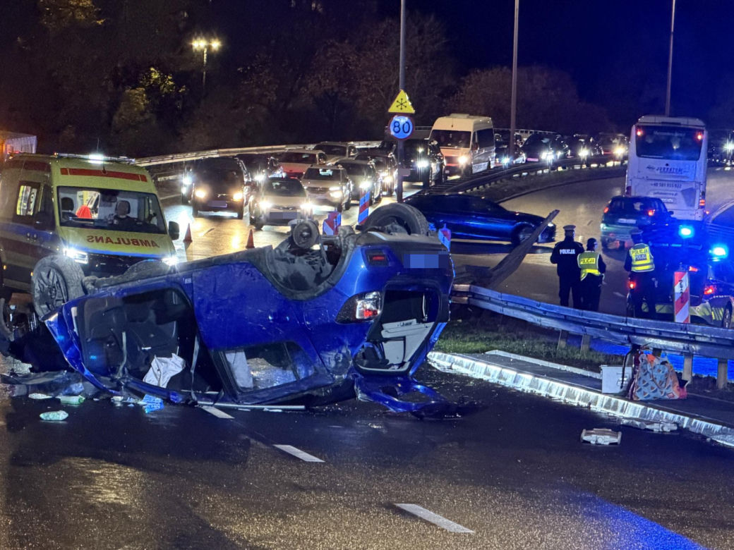 Auto rosyjskiej ambasady dachowało w Warszawie! Odłamki uszkodziły inne pojazdy