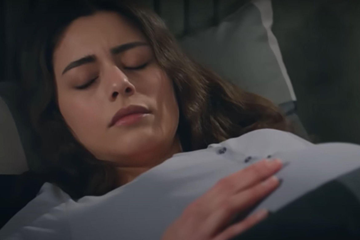 Seher z ciążowym brzuchem 