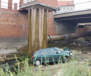 Auto przebiło barierki i wleciało do ujścia Trynki do Wisły w Grudziądzu