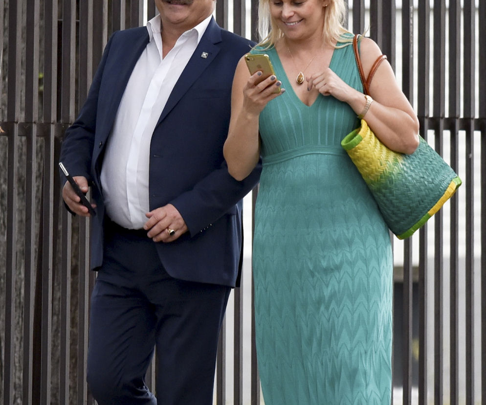 Żona targa siaty za posła