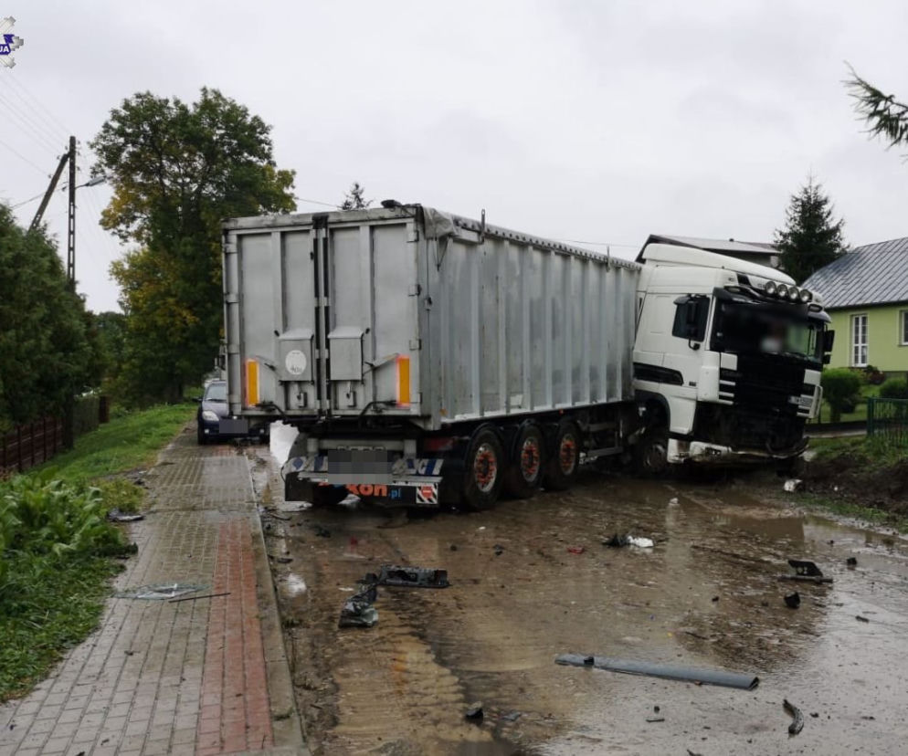 Tragiczny wypadek w powiecie zamojskim. Kierowca busa zginął po zderzeniu z TIR-em