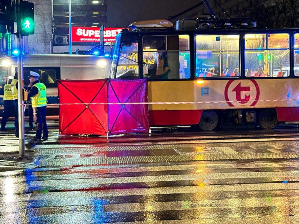 Staruszka wpadła pod tramwaj na przejściu dla pieszych! Tragedia w centrum