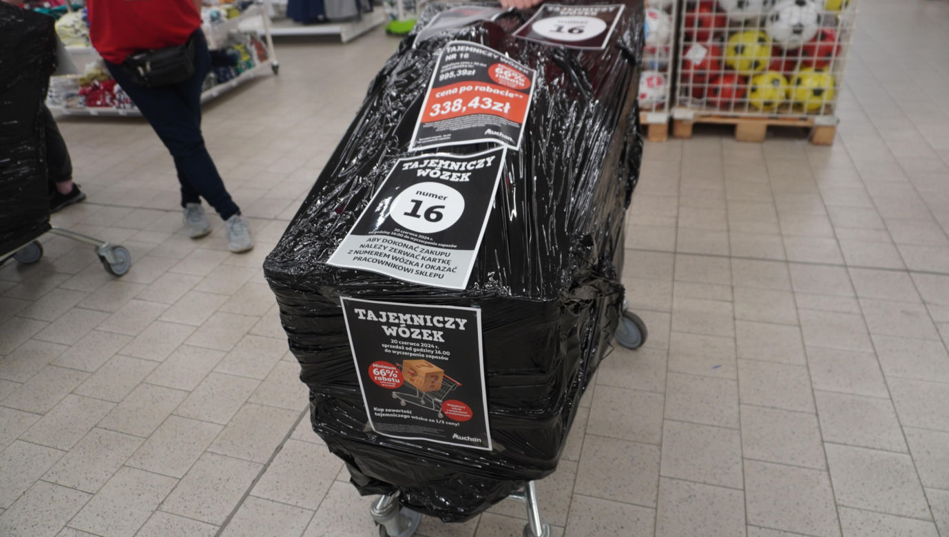 Tajemnicze wózki w Auchan w Olsztynie. Sprawdziliśmy, co było w środku. Zobacz zdjęcia!