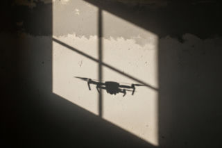 14-latek latał dronem w zakazanej strefie. Jakie konsekwencje czekają nastolatka?
