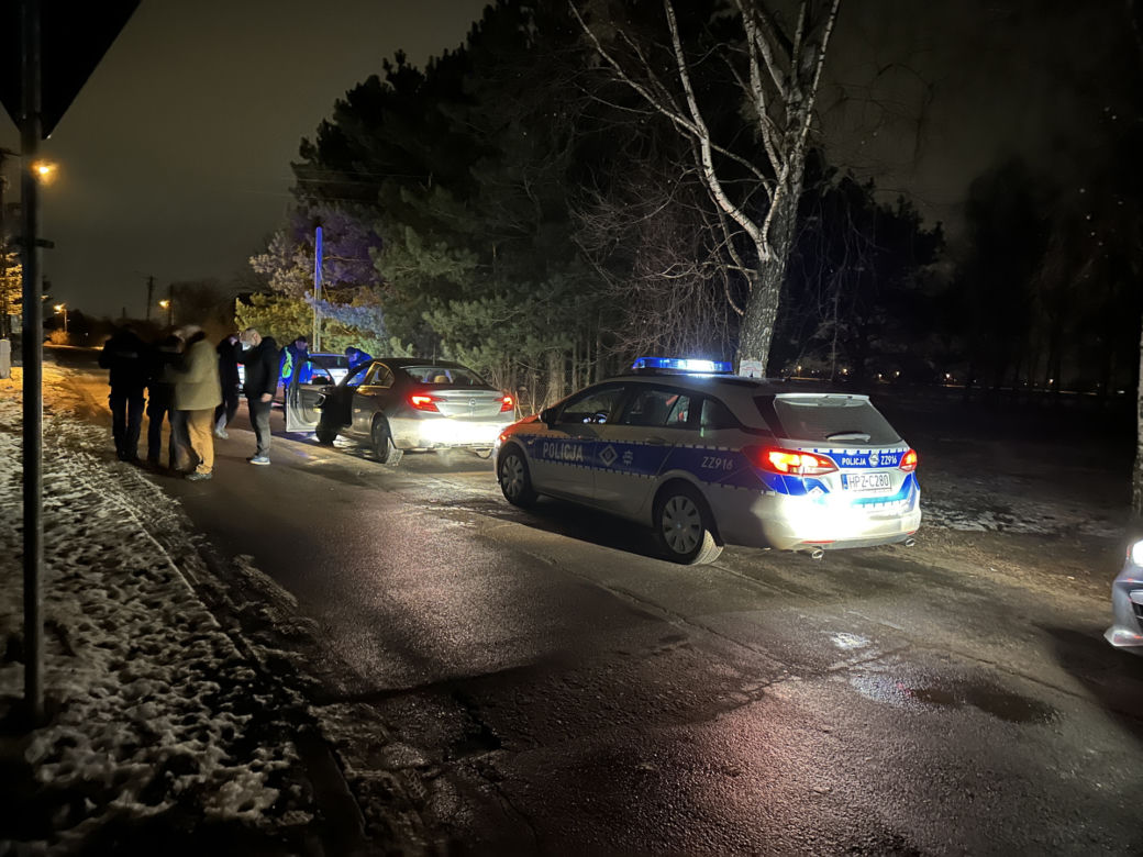 Pościg za kradzioną toyotą przez 5 powiatów! Złodzieje porzucili auto i uciekli w las. Trwa obława