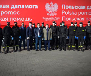 Polscy strażacy wywożą maseczki na wschód