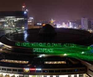 Napisy Greenpeace na Spodku