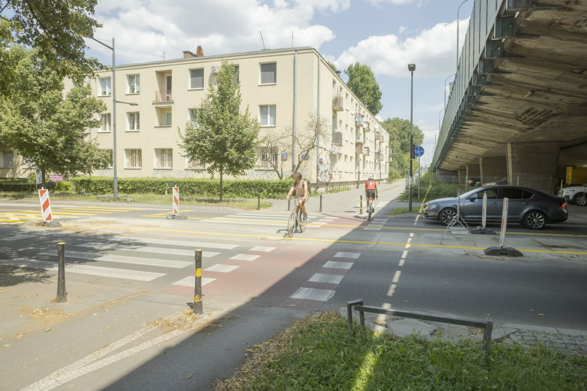 Droga rowerowa grozy przy Trasie Łazienkowskiej. Drogowcy nie chcą nic poprawiać 