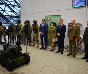 Robot-antyterrorysta na lotnisku w Balicach! Będzie sprawdzał podejrzane pakunki [ZDJĘCIA, AUDIO]