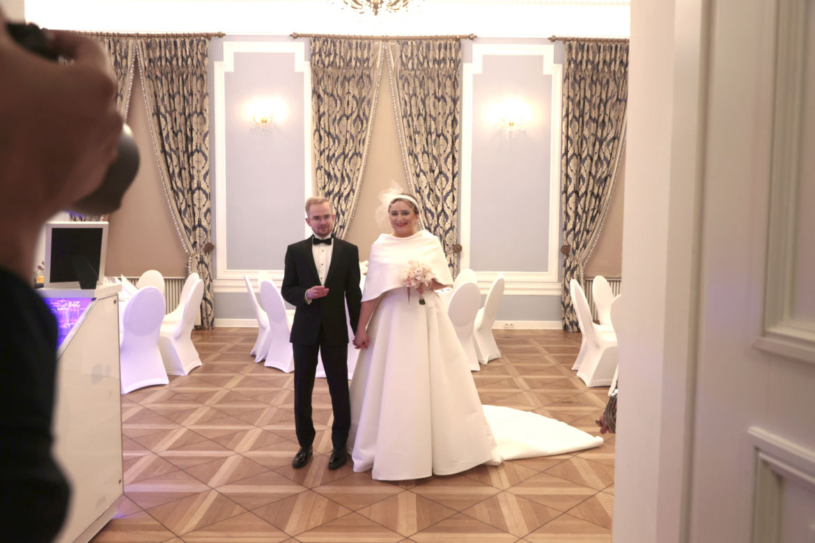 Ślub Patkowskiego i Semeniuk. Powitanie młodej pary
