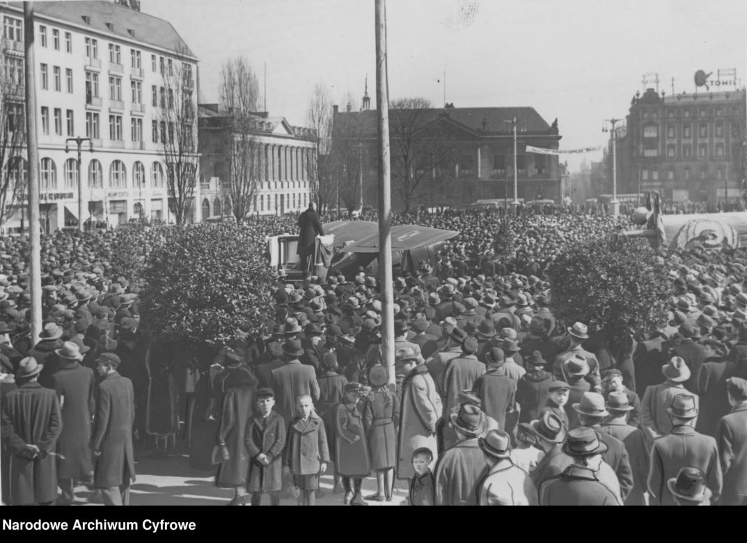 Tak kiedyś wyglądały uroczystości i manifestacje na placu Wolności w Poznaniu