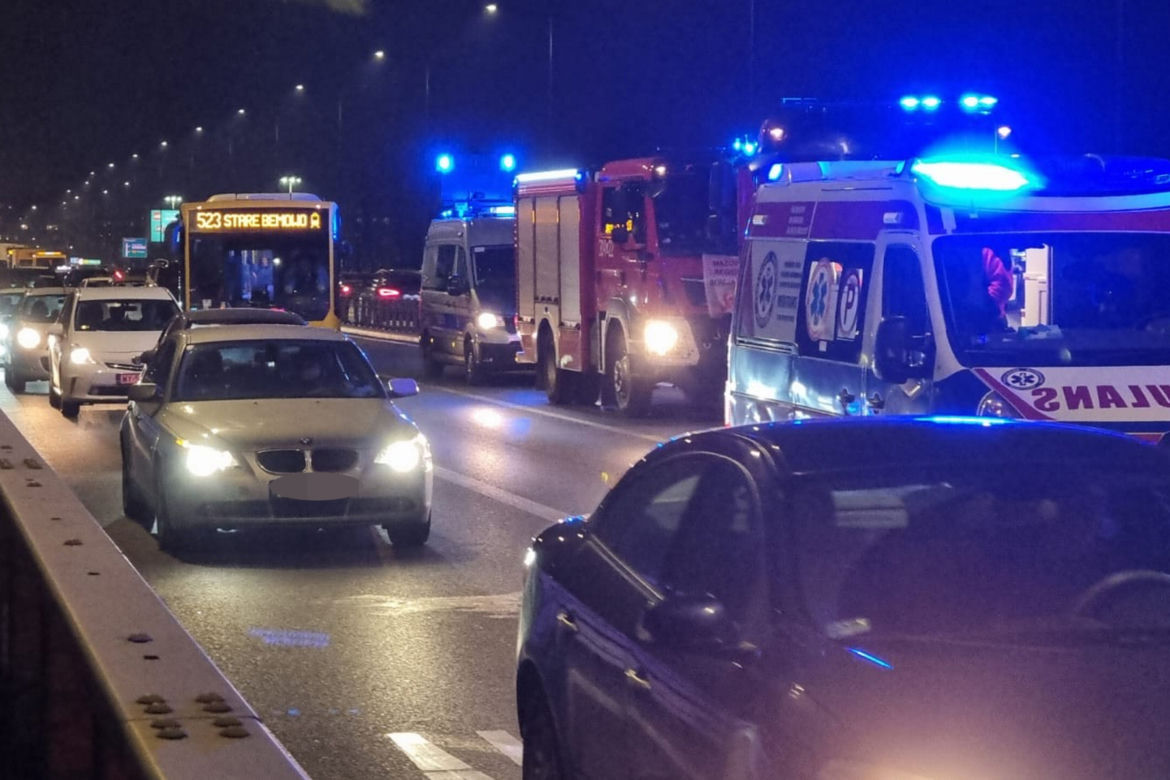 Wypadek na moście Łazienkowskim. Cztery rozbite auta, dwie osoby ranne