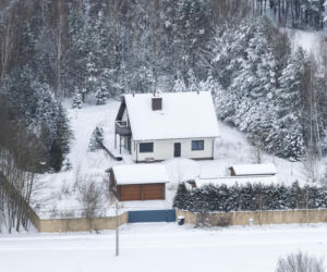 Dom Ziobry zasypany śniegiem czeka na gospodarza