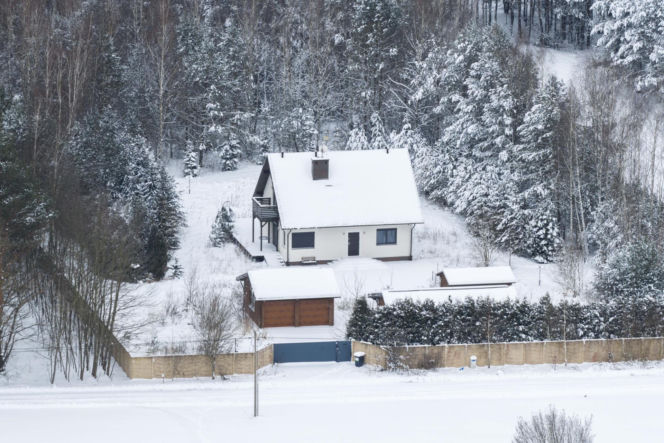 Dom Ziobry zasypany śniegiem czeka na gospodarza