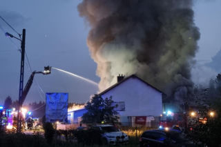Strażów: Pożar w hurtowni meblowej Prohurt! W akcji aż 100 strażaków
