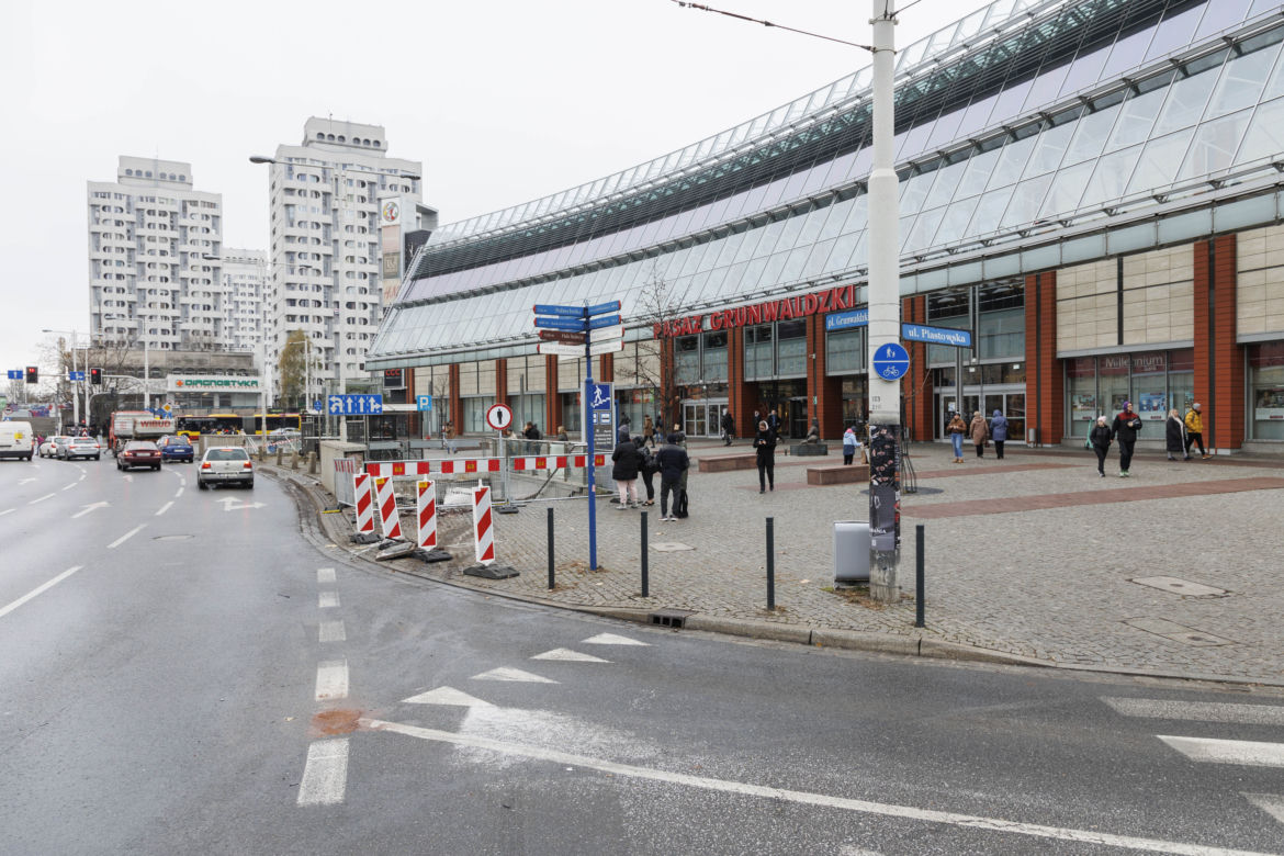 Autobus wjechał w przejście podziemne. Jedna osoba zginęła, trzy zostały ranne