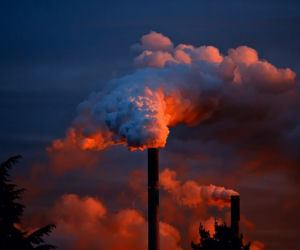 Eksplozja w centrum Poznania! Komin Elektrociepłowni Garbary runął! [WIDEO]