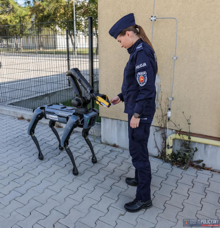 Robopies odwiedził i ćwiczył z warszawskimi policjantami
